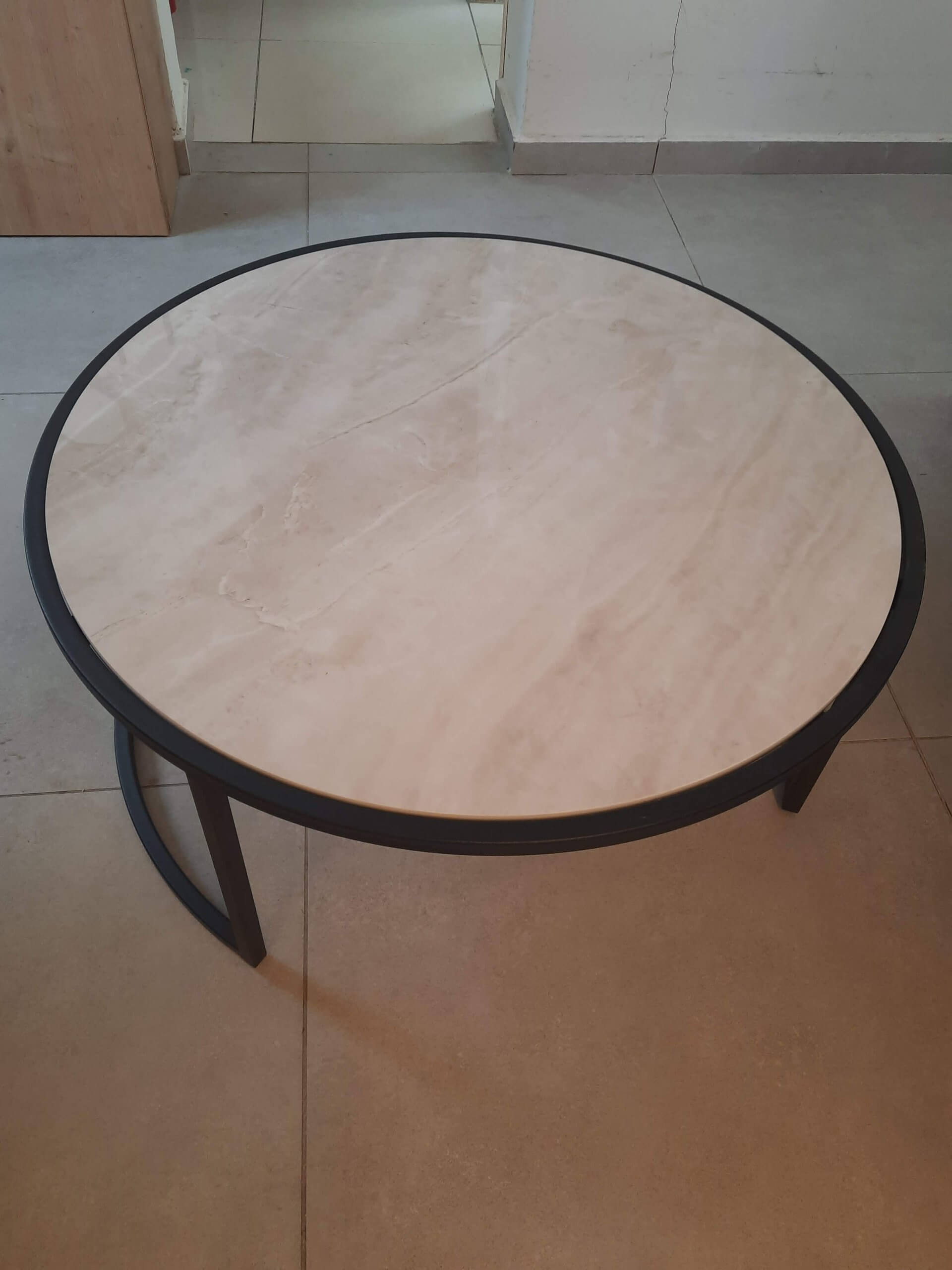 שולחן סלון שיש עגול לסלון גרניט פורצלן מבריק