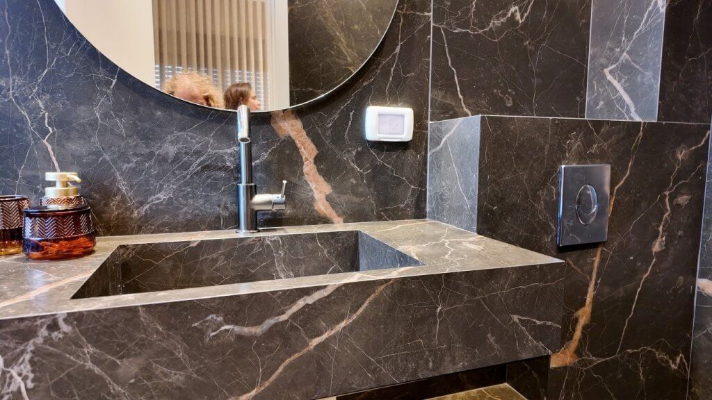 כיור שוקת משיש לאמבטיה בעיצוב יוקרתי עם משטח אינטגרלי וניקוז נסתר